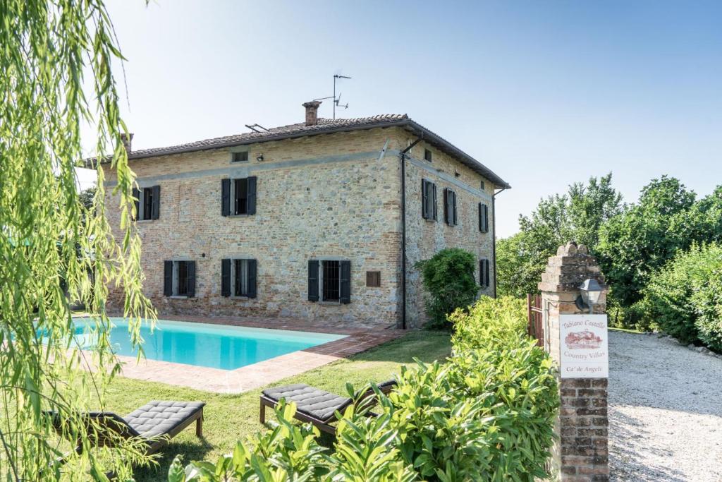 une vieille maison en pierre avec piscine dans l'établissement Villa Ca de Angeli - Tabiano Castle Country Villas, à Salsomaggiore Terme