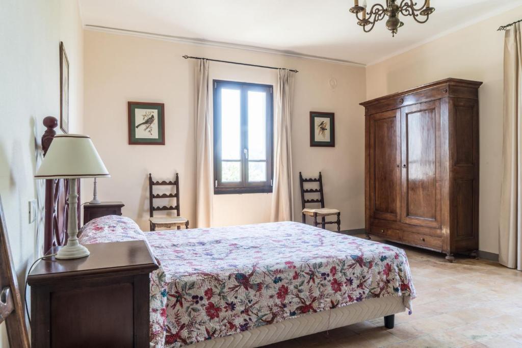 une chambre avec un lit, une commode et une fenêtre dans l'établissement Villa Ca de Poi - Tabiano Castle Country Villas, à Salsomaggiore Terme 35 autres photos
