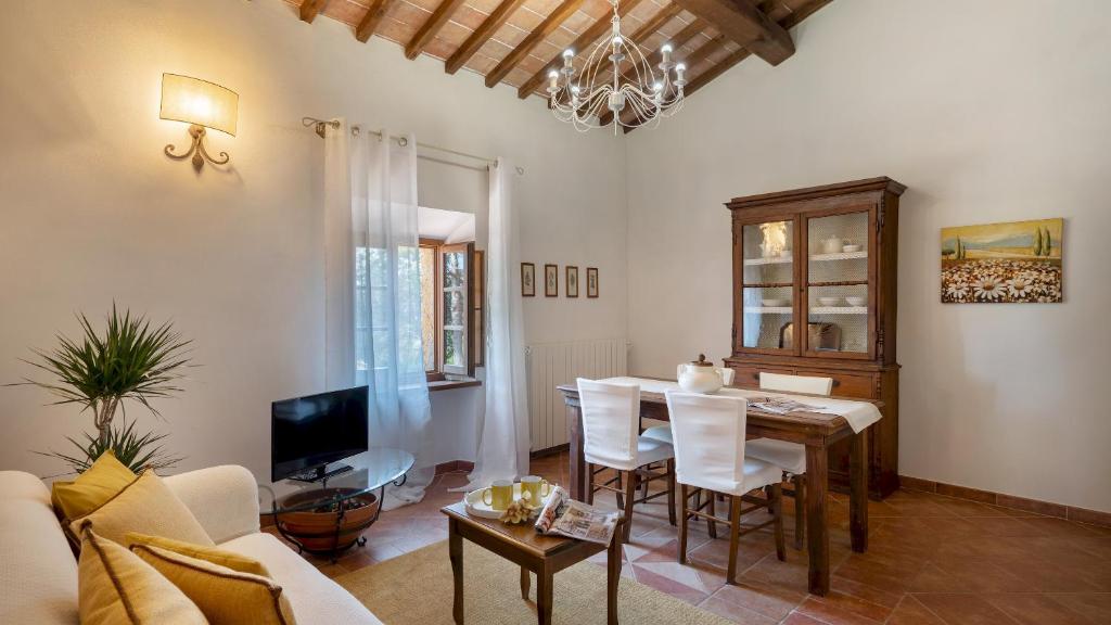 un salon avec une table et un canapé dans l'établissement Masso delle Fanciulle 14, Emma Villas, à Pomarance