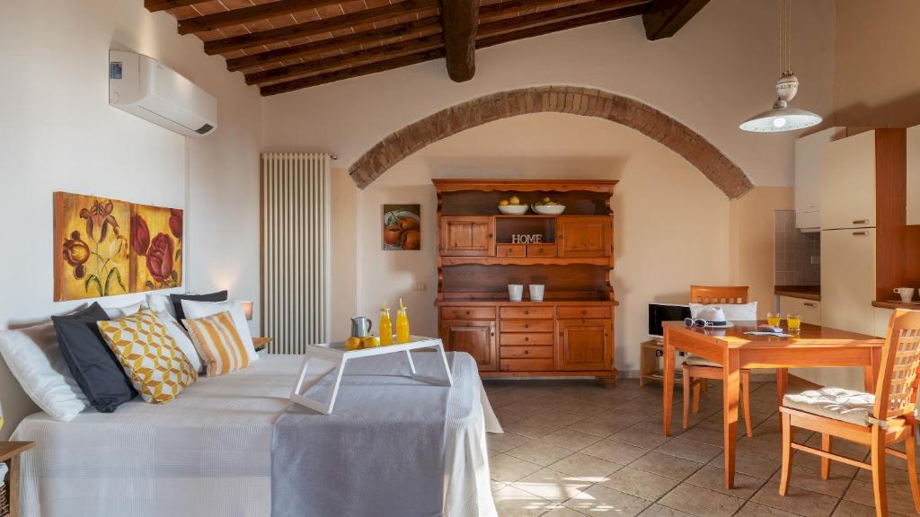 un salon avec un canapé et une table et une cuisine dans l'établissement Masso delle Fanciulle 14, Emma Villas, à Pomarance