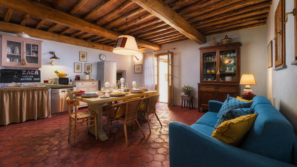 un salon avec une table et un canapé bleu dans l'établissement Villa Zaca 6, Emma Villas, à Rio Marina