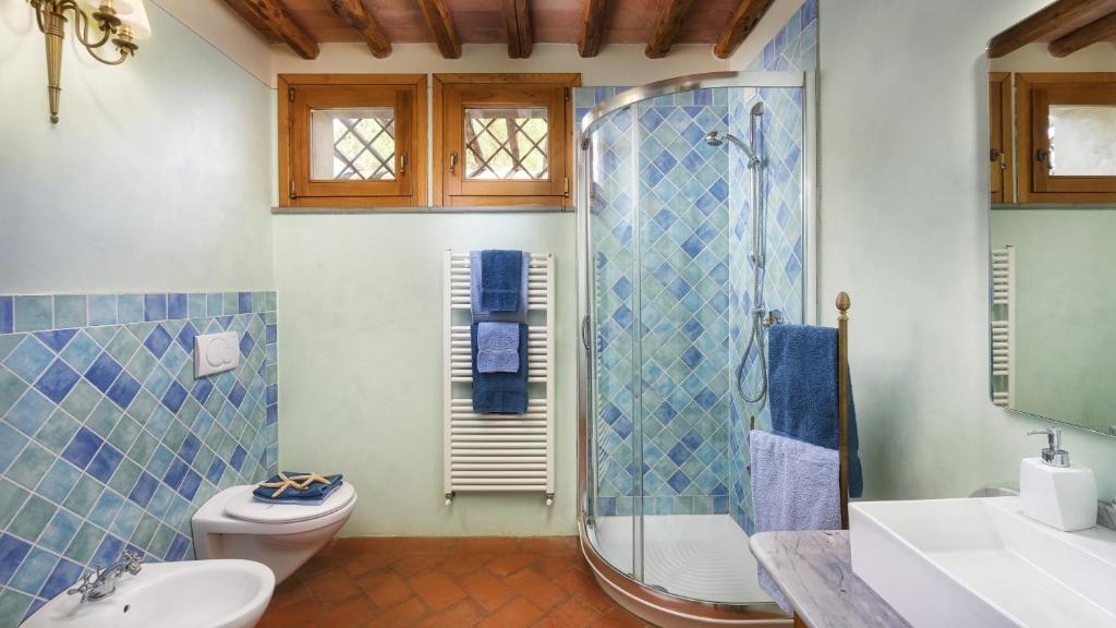 une salle de bain avec une douche, des toilettes et un lavabo dans l'établissement Villa Zaca 6, Emma Villas, à Rio Marina