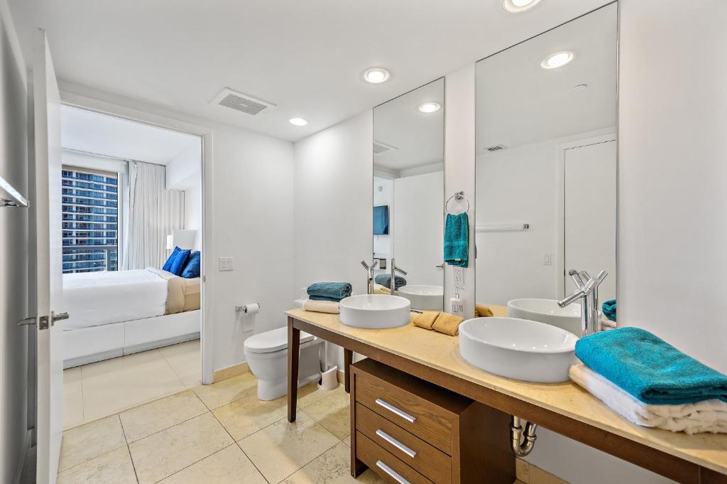 Majestic High Rise Unit with Ocean view 3