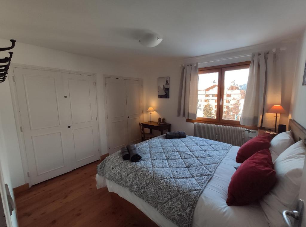 une chambre avec un grand lit et une fenêtre dans l'établissement Panorama 360°, à Les Deux Alpes