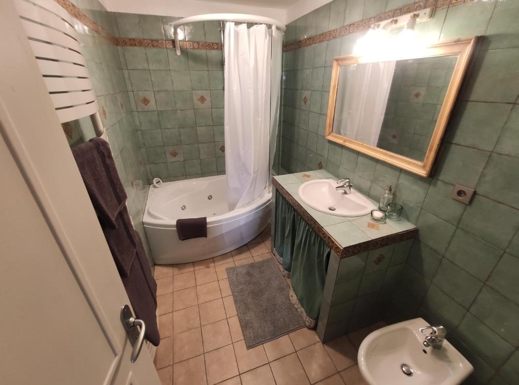une salle de bain avec un lavabo, une baignoire et des toilettes dans l'établissement Panorama 360°, à Les Deux Alpes
