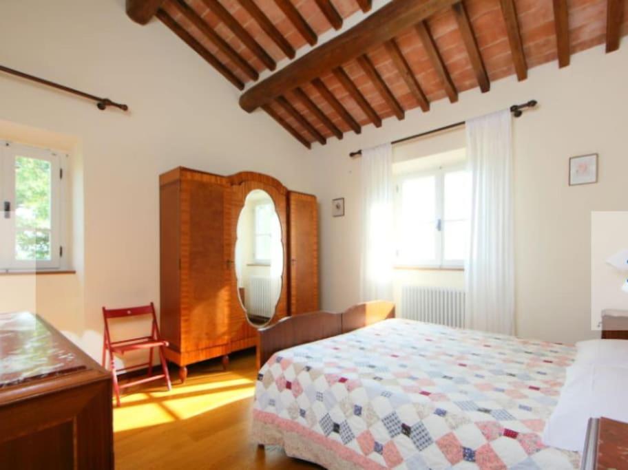 une chambre avec un lit, une commode et une fenêtre dans l'établissement VILLA PONENTE, à Cortone