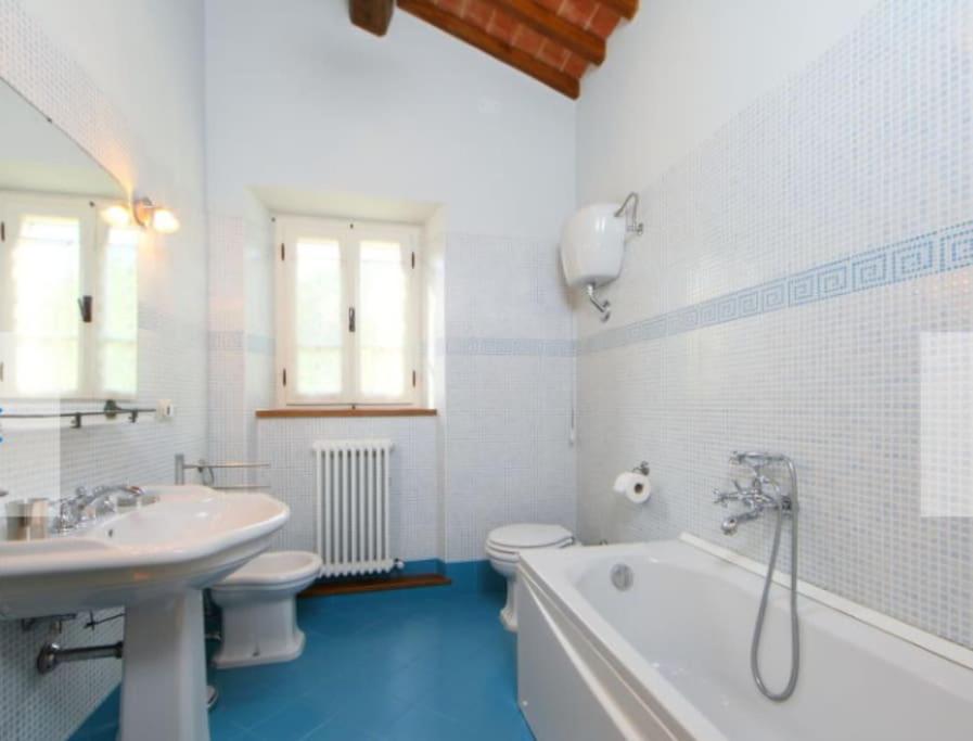 une salle de bain avec une baignoire, un lavabo et des toilettes dans l'établissement VILLA PONENTE, à Cortone 21 autres photos