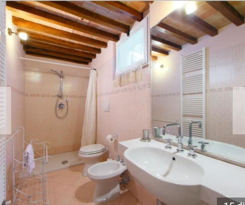une salle de bain avec un lavabo, des toilettes et une baignoire dans l'établissement VILLA PONENTE, à Cortone