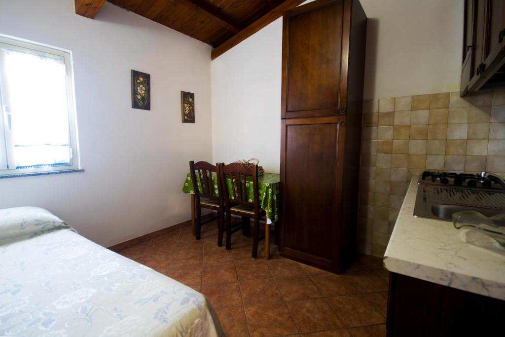 une petite cuisine avec un évier et une table dans l'établissement Park Oasi Resort, à Zambrone