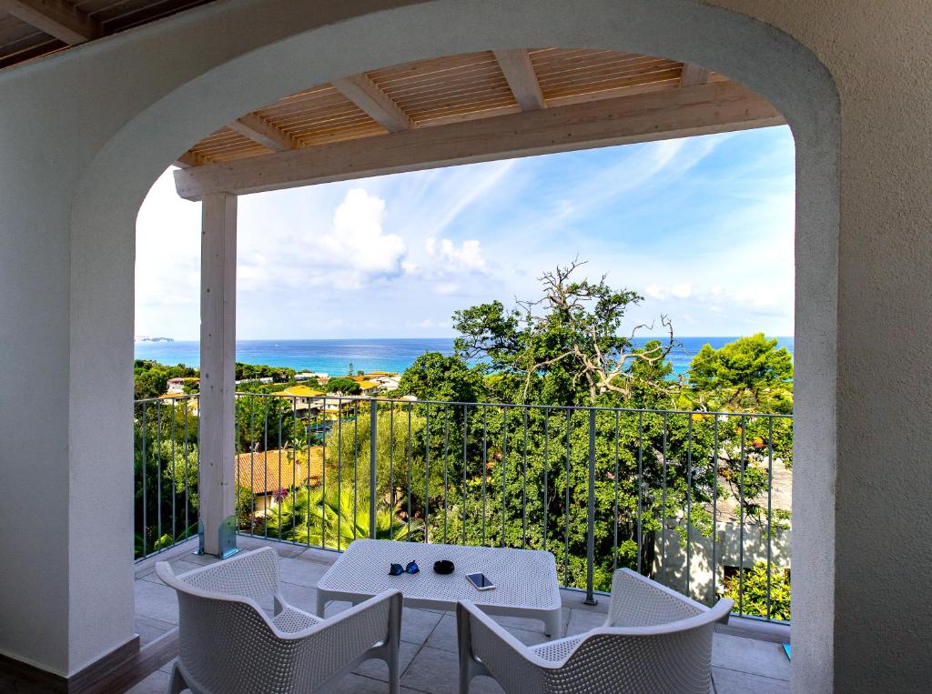 une vue sur l'océan depuis le balcon d'une maison dans l'établissement Park Oasi Resort, à Zambrone
