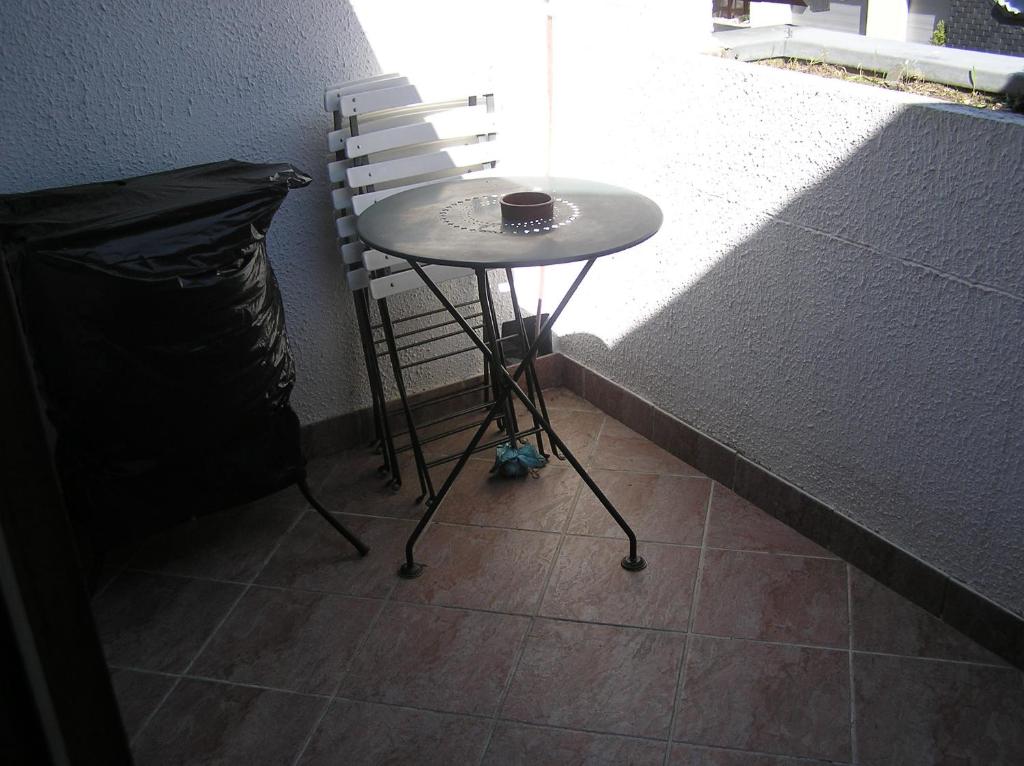 une petite table et une chaise dans une chambre dans l'établissement Studio 4/5 personnes 2 étoiles, à Saint-Lary-Soulan