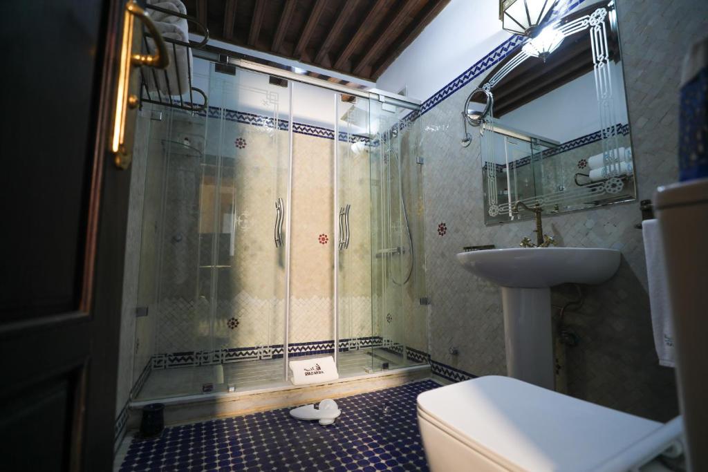 une salle de bain avec une douche, des toilettes et un lavabo dans l'établissement Riad Myra, à Fès