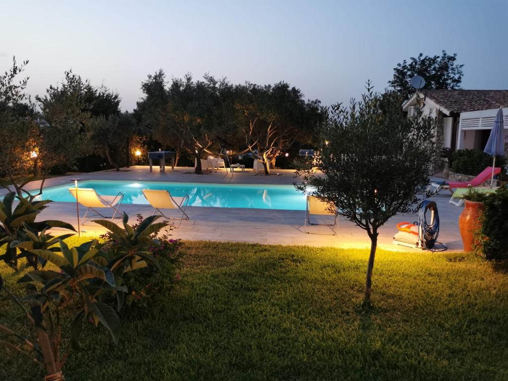 une piscine dans une cour la nuit dans l'établissement VILLA HIBISCUS, à Castellammare del Golfo