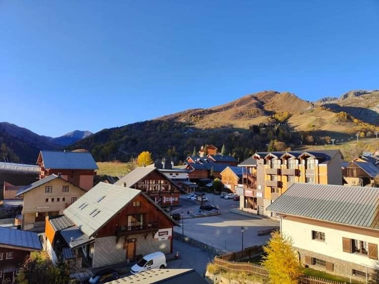 Une petite ville avec une montagne en arrière-plan dans l'établissement Saint-Sorlin D'Arves 4-6 personnes pied des pistes 310km de pistes tous niveaux, à Saint-Sorlin-dʼArves