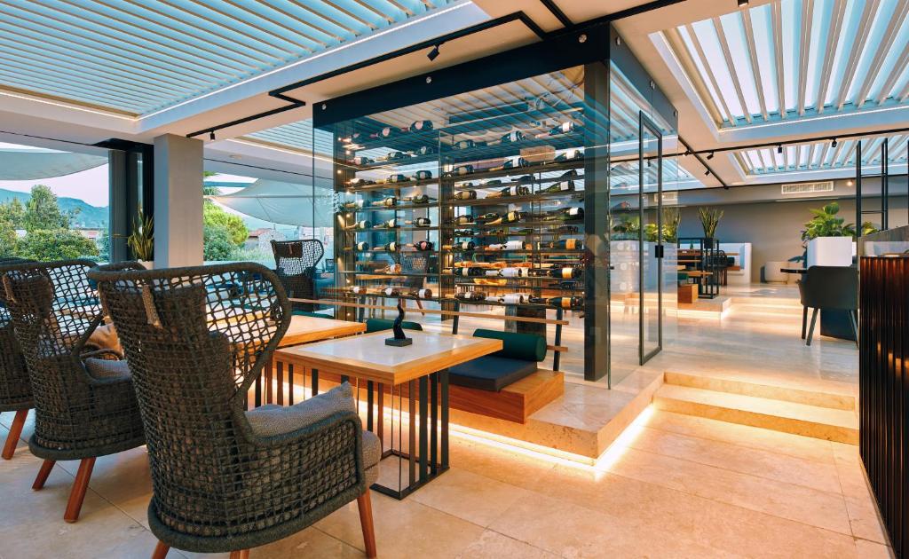 un restaurant avec des chaises et des tables ainsi qu'une cave à vin dans l'établissement Mec Paestum Hotel, à Paestum