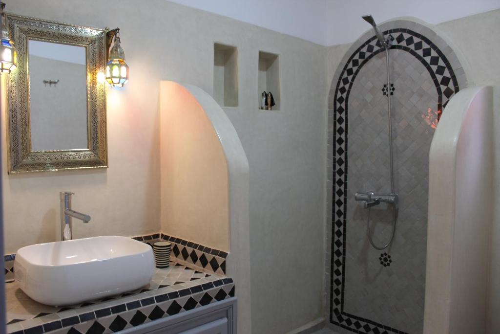 une salle de bain avec un lavabo et une douche dans l'établissement Riad El Arco ROOFTOP POOL & Spa, à Marrakech 37 autres photos