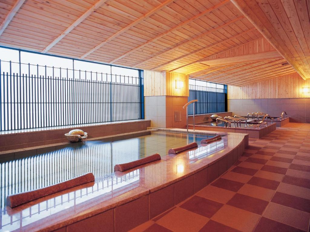 une grande piscine dans un immeuble dans l'établissement Akan Tsuruga Besso Hinanoza, à Akankohan
