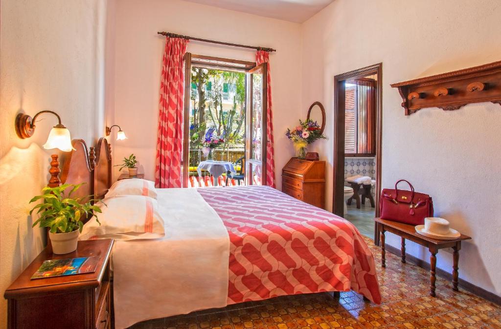 une chambre avec un grand lit et une fenêtre dans l'établissement Hotel San Valentino Terme, à Ischia 102 autres photos