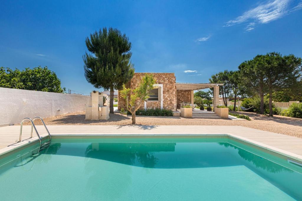 une piscine devant une maison dans l'établissement Villa Dora by BarbarHouse, à San Pietro in Bevagna