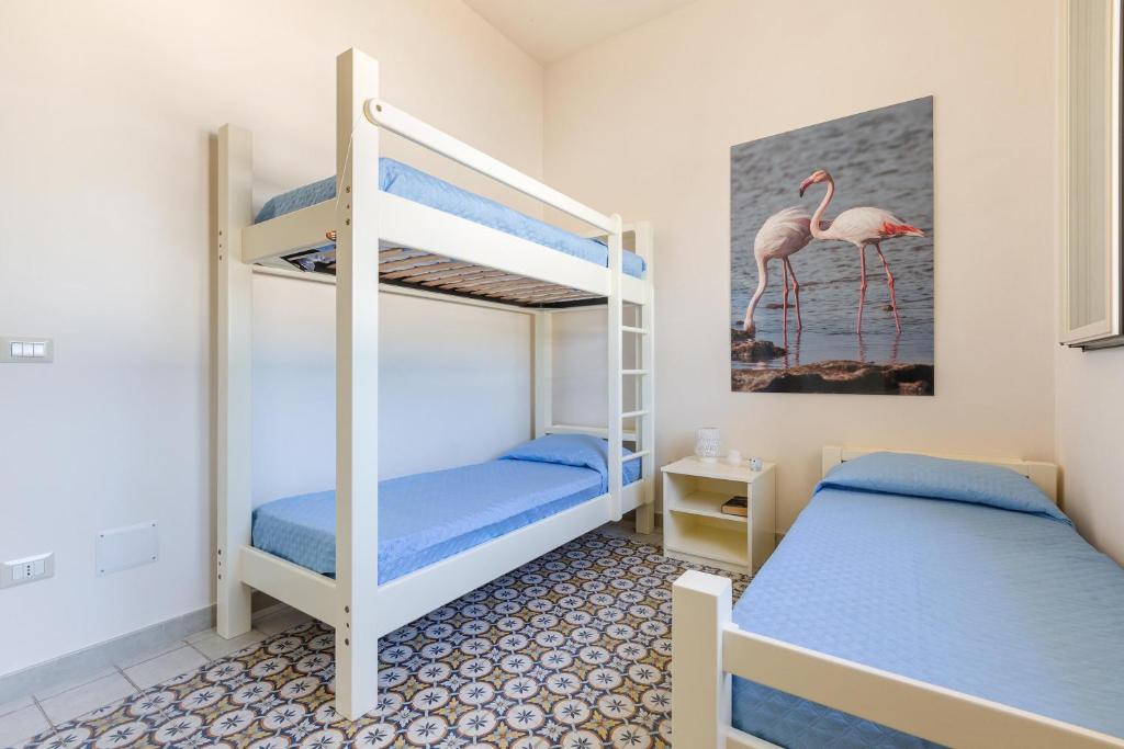 Cette chambre dispose de lits superposés avec 2 lits et une échelle. dans l'établissement Villa Dora by BarbarHouse, à San Pietro in Bevagna