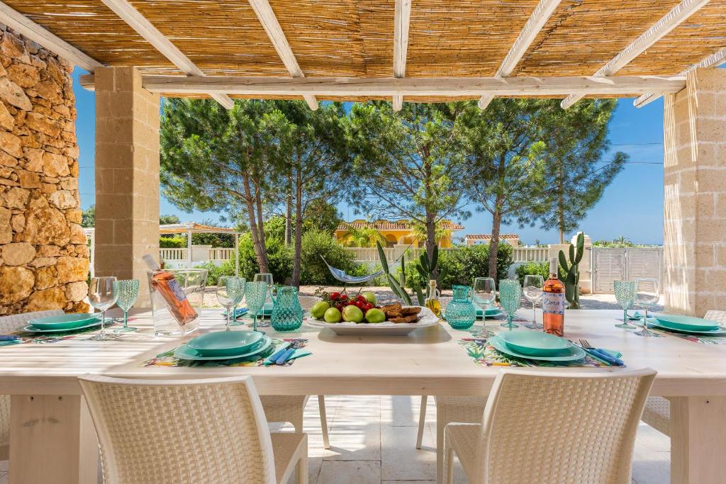 - une table pour un repas sur la terrasse d'une maison dans l'établissement Villa Dora by BarbarHouse, à San Pietro in Bevagna