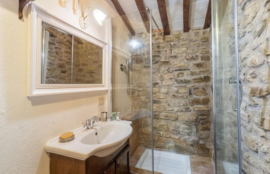 une salle de bain avec un lavabo et une douche en verre dans l'établissement Villa Rinaldo by MMega, à Santa Cristina