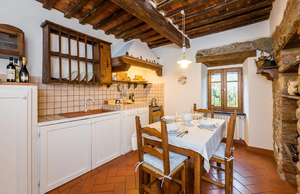 une cuisine avec une table et des chaises dans une pièce dans l'établissement Villa Rinaldo by MMega, à Santa Cristina