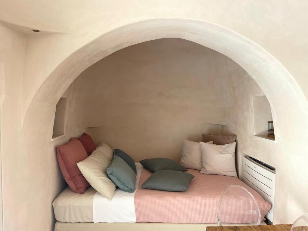 Ce lit se trouve dans un dortoir doté d'une voûte. dans l'établissement OSTUNI MIRROR trullo and mirror house, à Ostuni