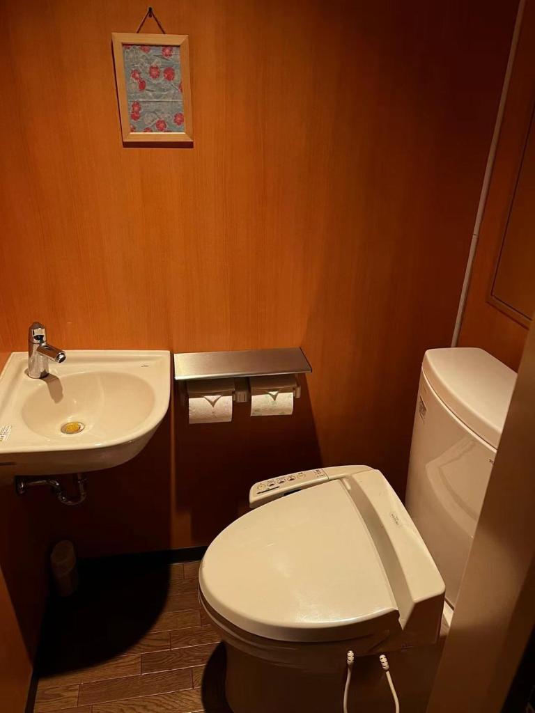 une salle de bain avec des toilettes blanches et un lavabo dans l'établissement 雅竹Miyabitake, à Yugawara