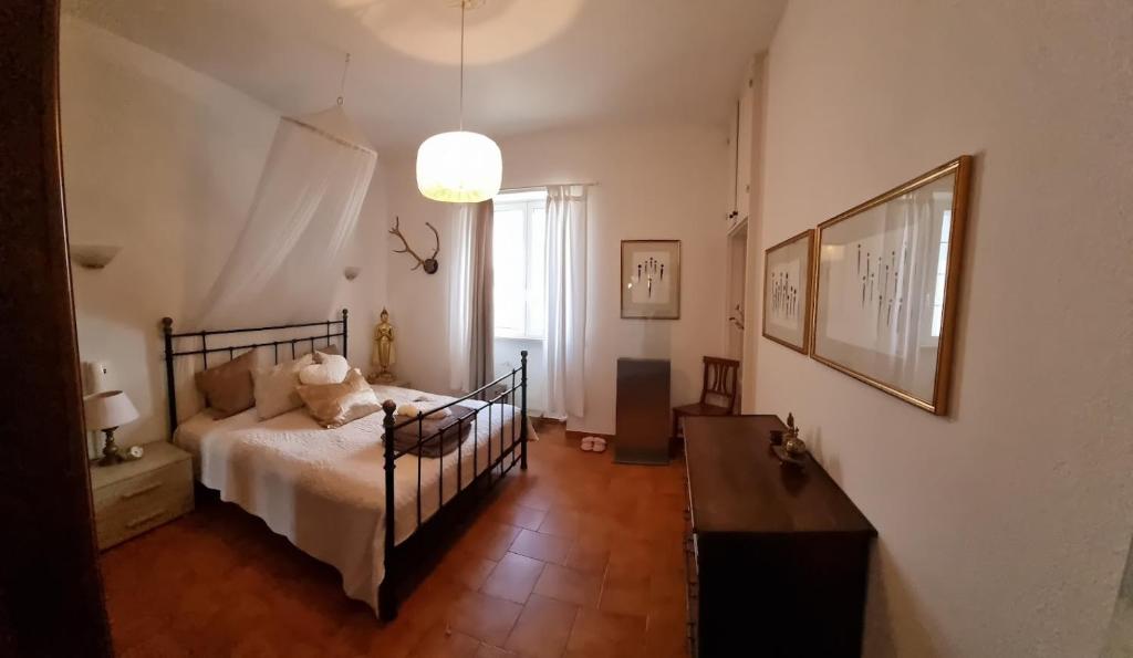 une chambre avec un lit et une table dedans dans l'établissement Villa Lido with pool and garden, à Lido Marini 60 autres photos