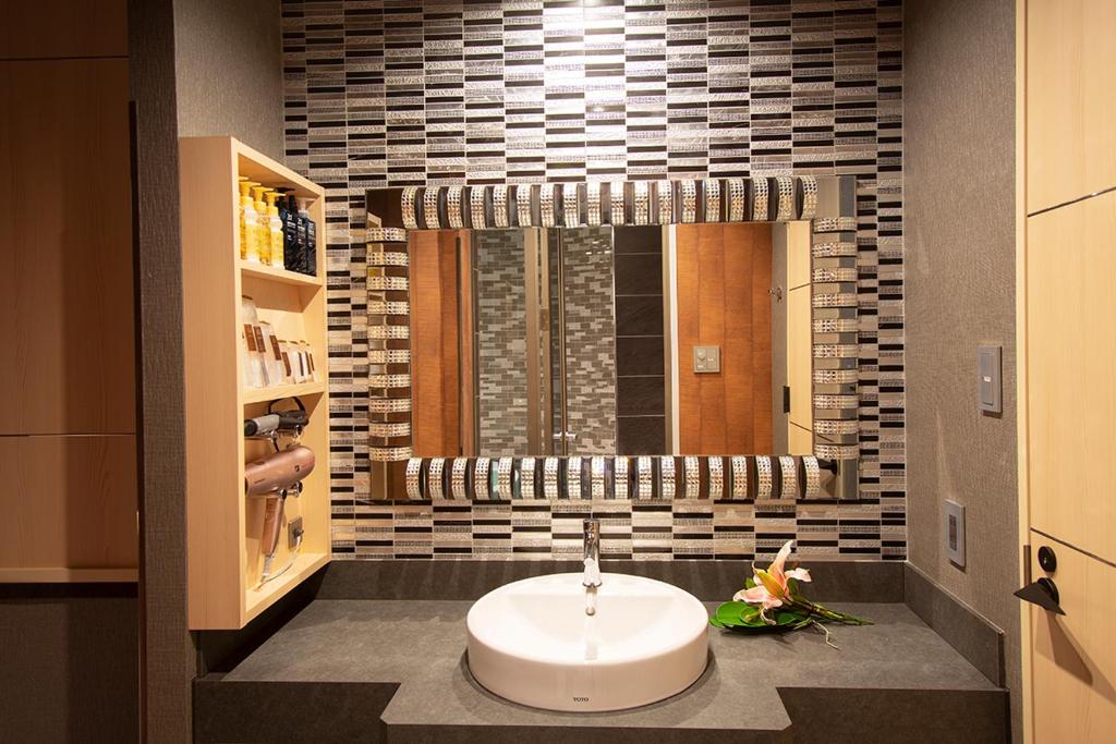 une salle de bain avec un lavabo blanc et une fenêtre dans l'établissement HOTEL MYTH-CLUB -ホテル マイス クラブ- Adult Only, à Kyoto 97 autres photos