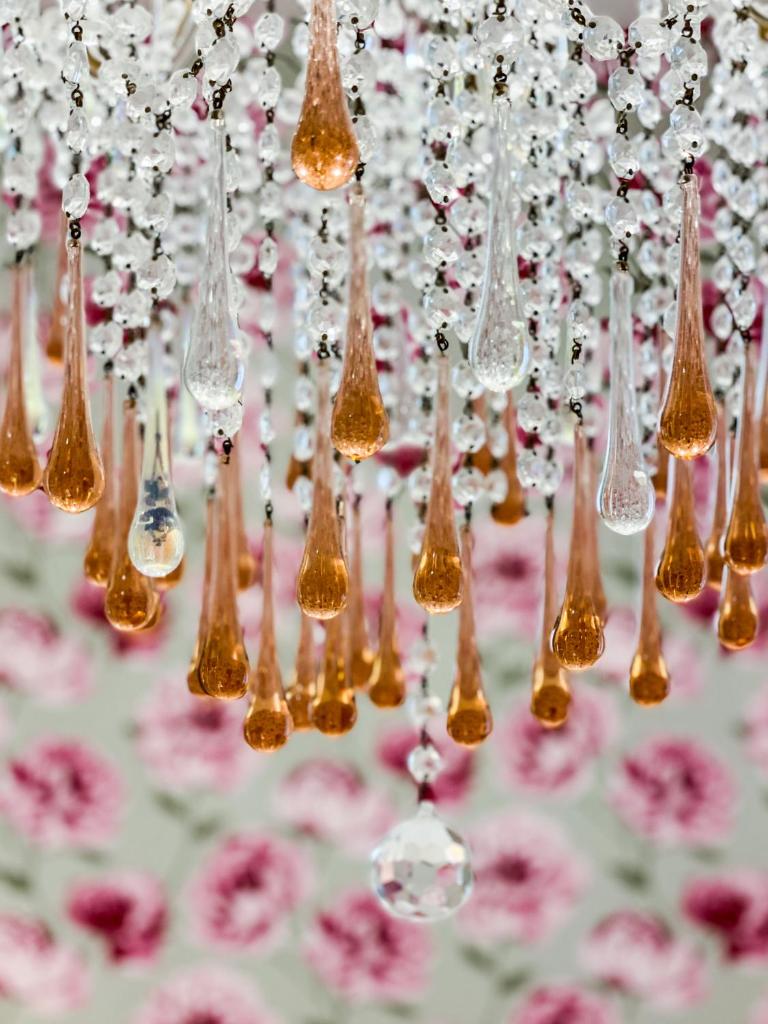 un tas de lustres en verre suspendus au plafond dans l'établissement Rimini Suite Hotel, à Rimini 103 autres photos