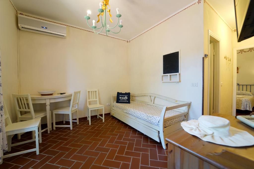 une chambre avec un lit et une table et une salle à manger dans l'établissement Residence Le Acacie, à Capoliveri