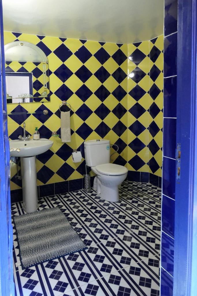 une salle de bain avec toilettes et lavabo dans l'établissement Riad Maryam Taroudant, à Taroudant