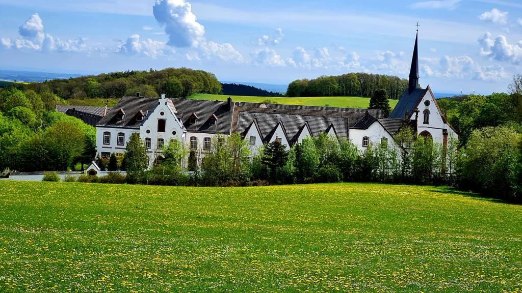 Eifelhof mit Obstbaumwiese 6
