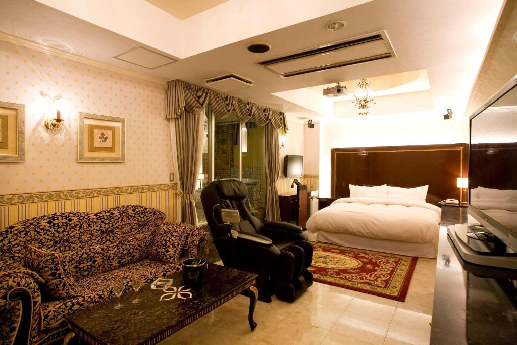 une chambre avec un lit, une chaise et un canapé dans l'établissement Meguro Emperor (Adult Only), à Tokyo