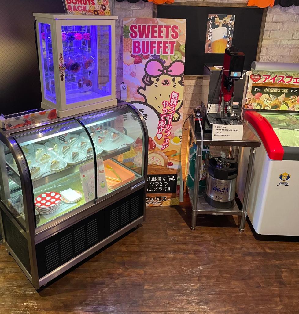 - un buffet de bonbons dans un magasin de bonbons avec un buffet sucré dans l'établissement Gomax (Adult Only), à Yokohama