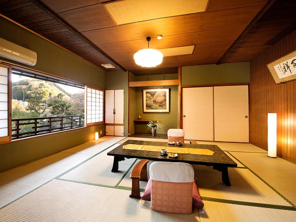 une salle à manger avec une table et deux chaises dans l'établissement Nanten-En, à Kawachinagano