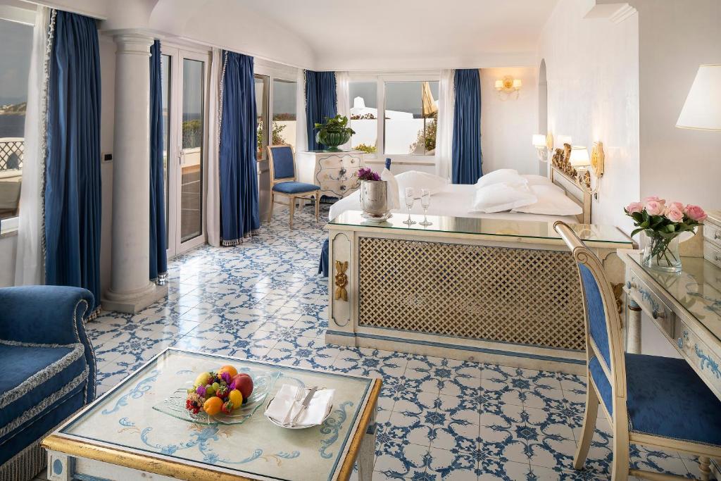 une chambre d'hôtel avec un lit et une table avec un bol de fruits dans l'établissement Excelsior Belvedere Hotel & Spa, à Ischia