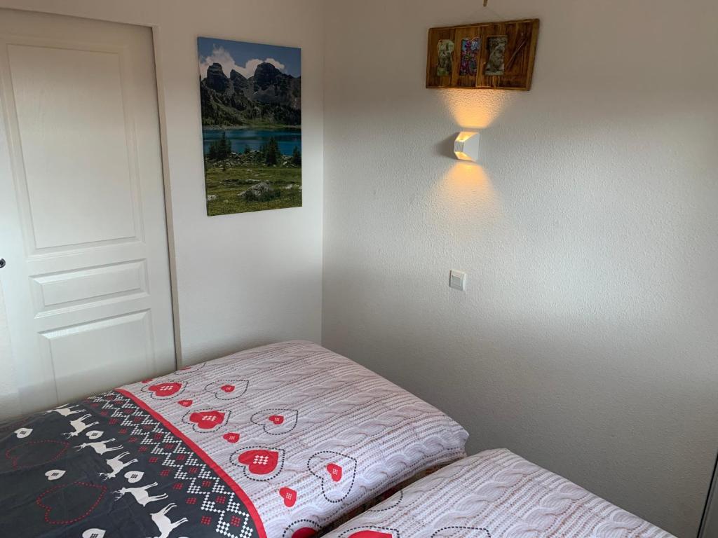 une chambre avec un lit avec une couette dessus dans l'établissement Les Terrasses de Labrau, à La Foux 29 autres photos