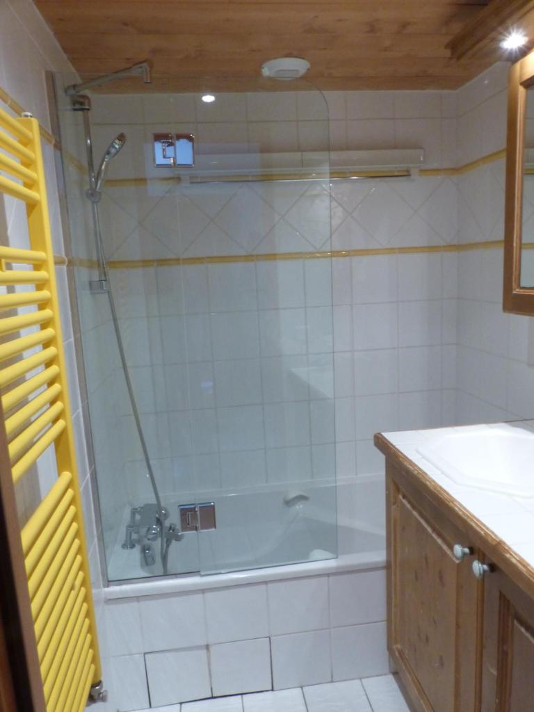 une salle de bain avec douche et baignoire dans l'établissement Le Chamois des Alpages de Reberty ski au pied, aux Menuires