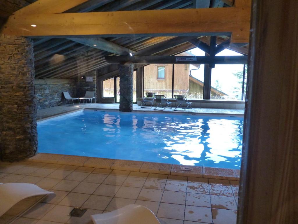 une grande piscine dans un immeuble dans l'établissement Le Chamois des Alpages de Reberty ski au pied, aux Menuires