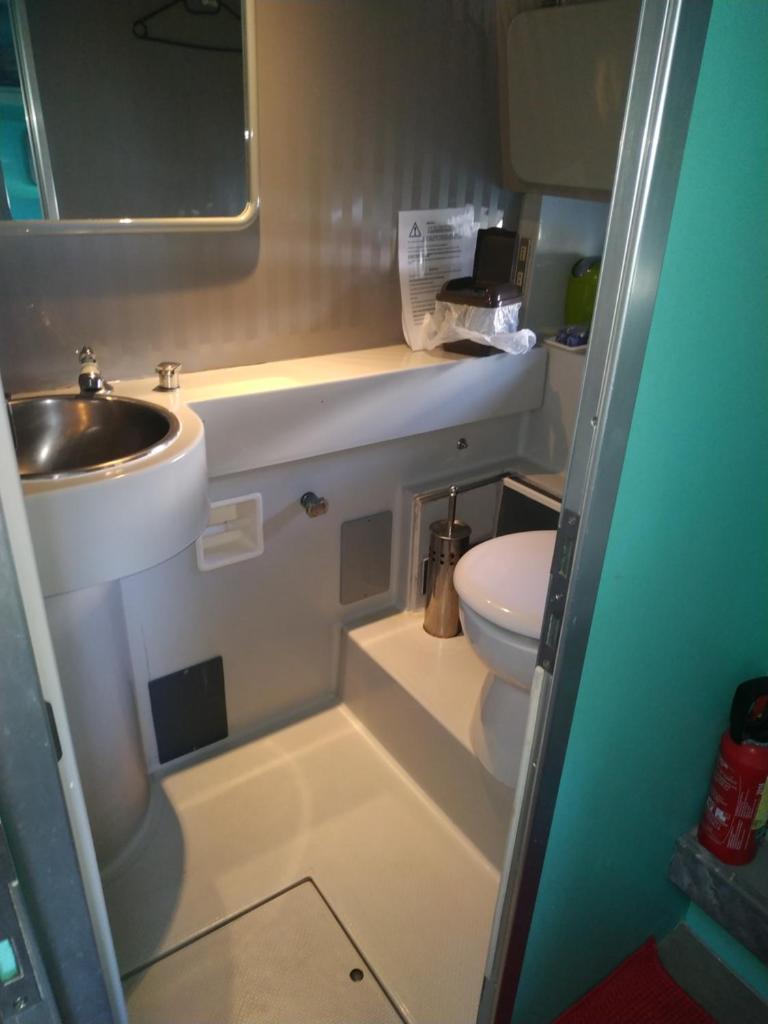 une petite salle de bain avec un lavabo et des toilettes dans l'établissement Ferretti 36 ' Bateau à Quai Vieux-Port Cannes Festival La Croisette, à Cannes 90 autres photos
