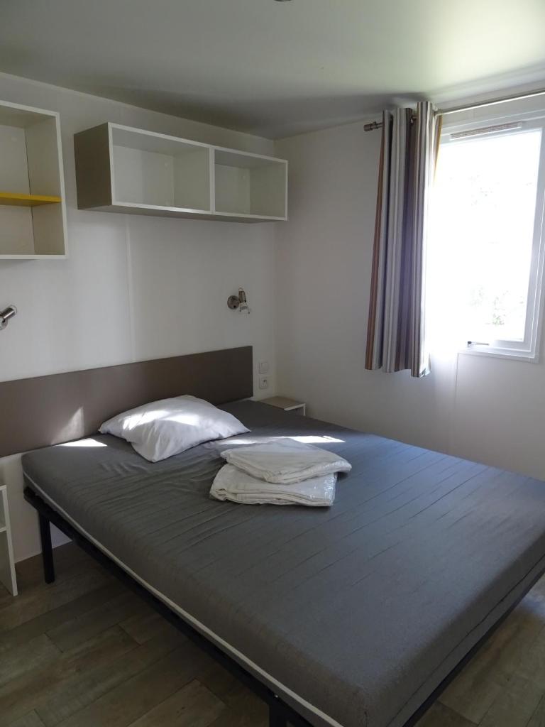 un lit avec deux oreillers dessus dans une chambre dans l'établissement Camping Via Romana, à Prunelli-di-Fiumorbo 37 autres photos