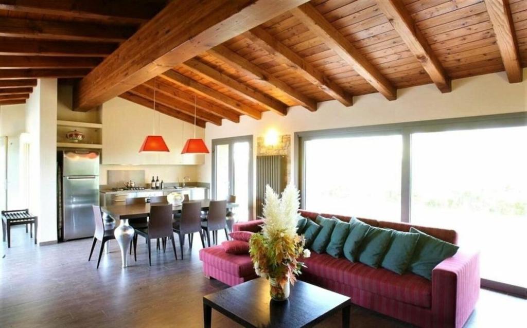 un salon avec un canapé et une table dans l'établissement Villa La Tabaccaia by Halldis, à Montaione