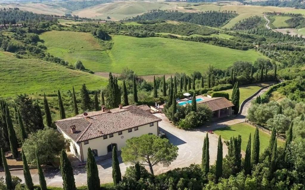 une vue aérienne d'une maison dans un champ avec des arbres dans l'établissement Villa Cerretello 22 by Halldis, à Montaione