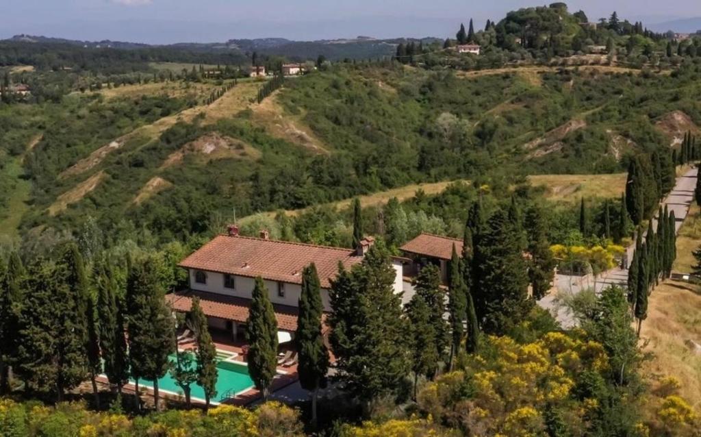 une vue aérienne d'une maison sur une colline dans l'établissement Villa Santa Virginia by Halldis, à Montaione