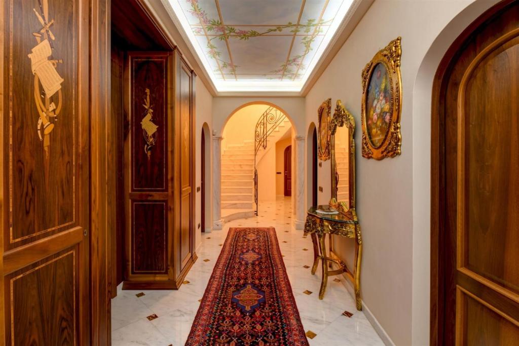 - un couloir avec un tapis au sol dans l'établissement Private Luxury Villa with Pool, à Moniga del Garda 47 autres photos