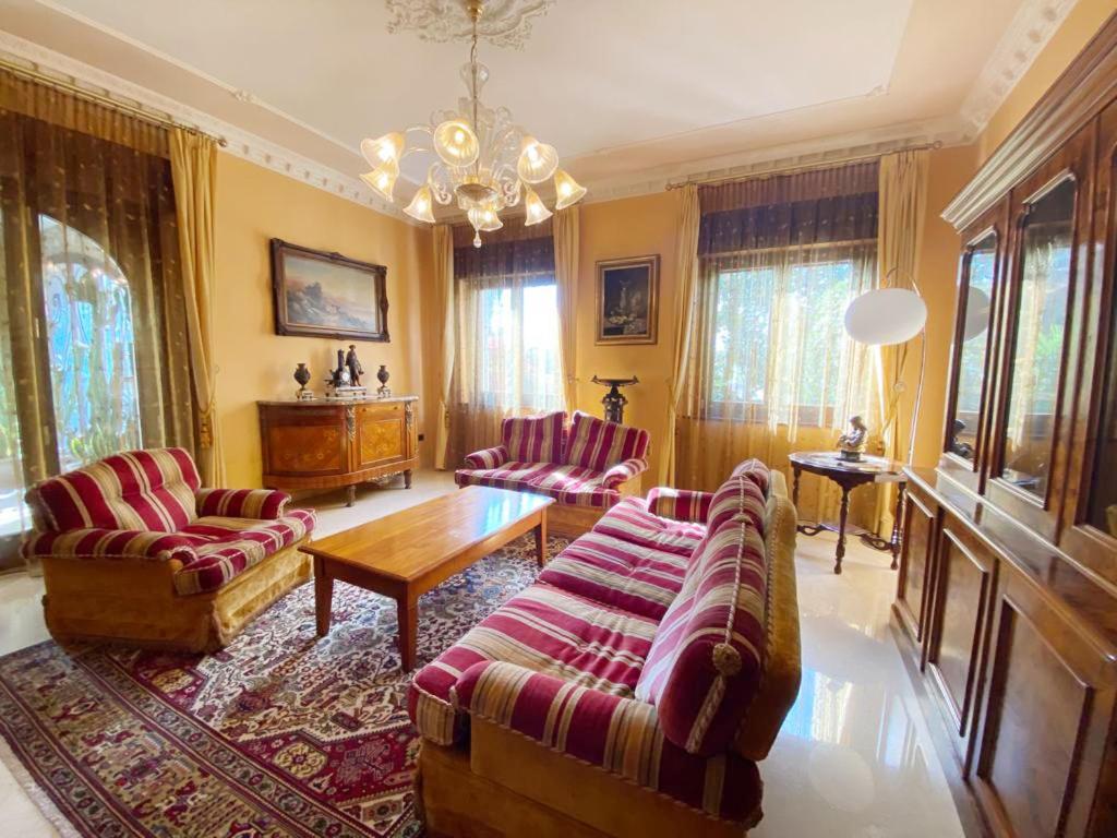 un salon avec deux canapés et une table dans l'établissement Private Luxury Villa with Pool, à Moniga del Garda