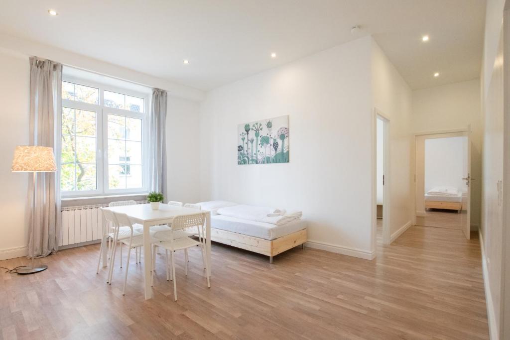 Tolstov Apartments - 1 or 3 Room Apartments - 20 Min Messe DUS and Old Town DUS 4